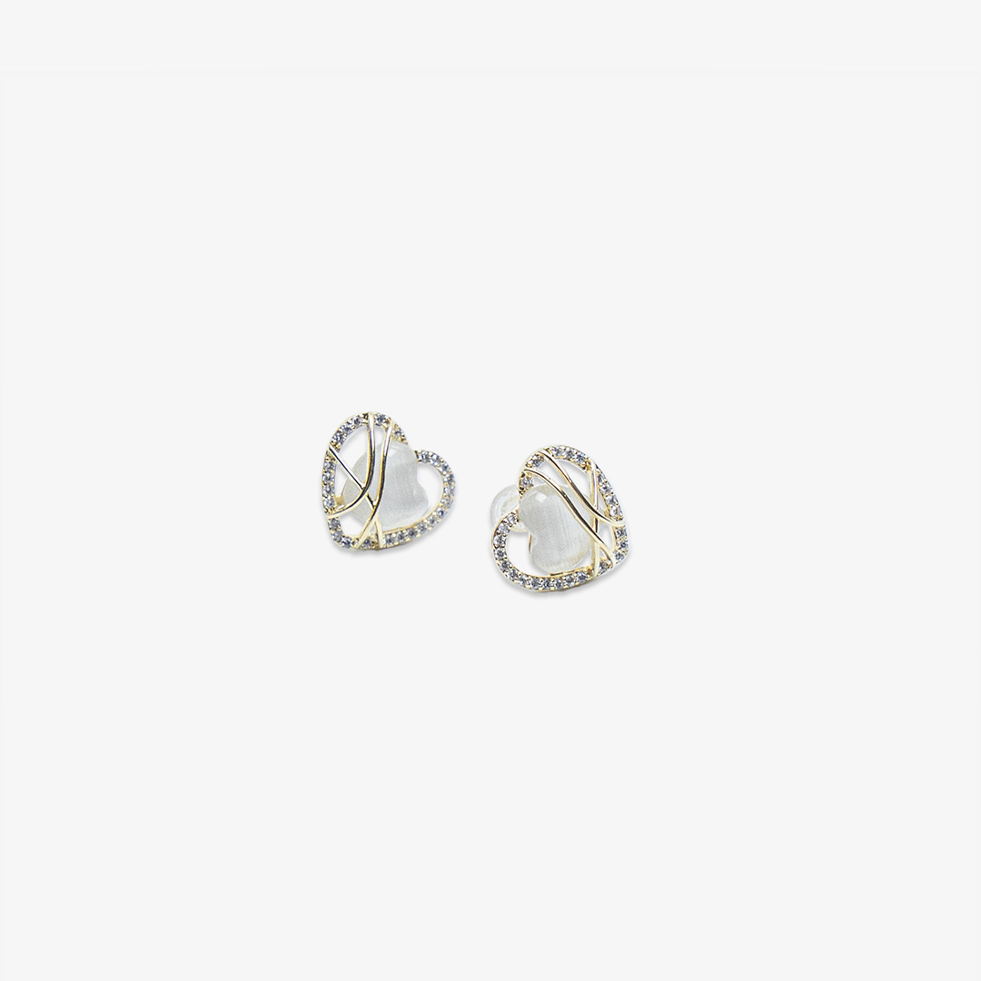 heart-shaped-stud-earrings-with-pave-outline-gold
